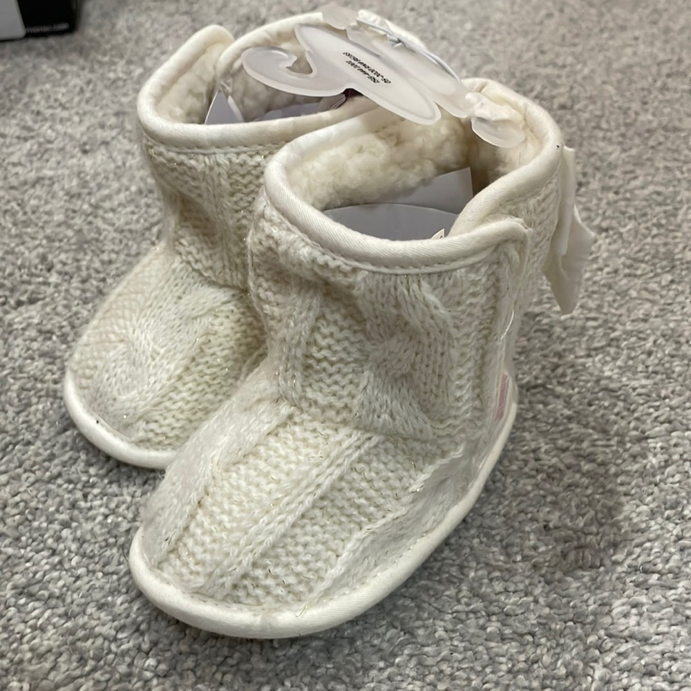 Creme baby booties